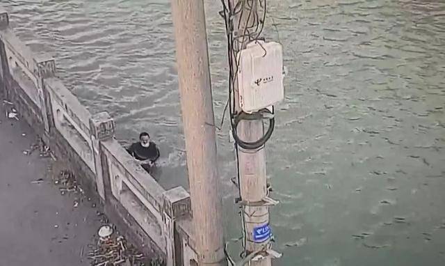 零下5℃跳河救人的小哥,获市级荣誉(图2) 零下5℃跳河救人的小哥,获市级荣誉(图2)