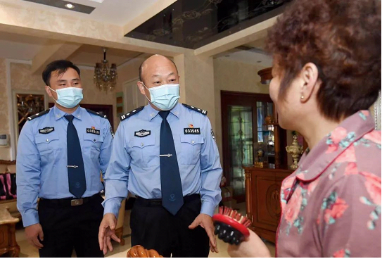 7年收获240面锦旗，荣誉背后有位“最美警嫂”……(图2)