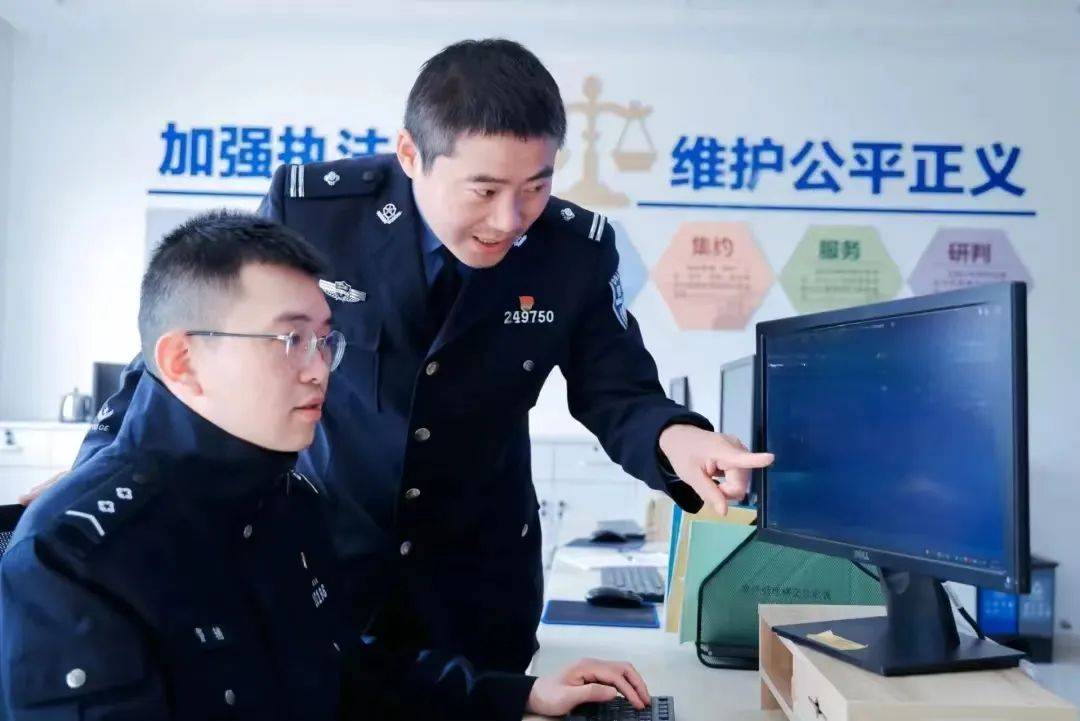 中共中央国务院授予张家港市公安局法制大队“全国模范公安单位”称号(图3)
