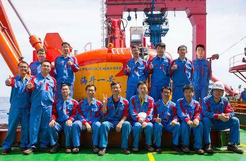 “海斗一号”全海深自主遥控潜水器研制与海试团队被授予“中国科学院青年五四奖章集体”称号(图1)