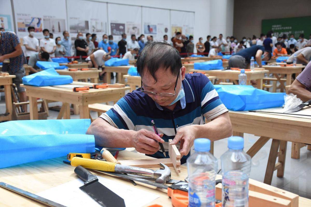 中国（赣州）第九届家具产业博览会木工技能大赛举行(图3)
