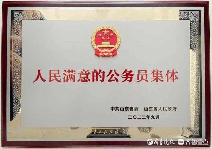 近日，共青团中央、人力资源和社会保障部联合印发《关于命名表彰第21届全国青年岗位能手的决定》，授予王欣等50名同志“全国青年岗位能手标兵”称号，授予崔嫚等850名同志“全国青年岗位能手”称号。其中，池州市一人榜上有名：国网安徽省电力有限公司池州供电公司安全管控中心负责人、副班长徐贵东荣获“全国青年岗位能手”称号。  据了解，全国青年岗位能手评选表彰是共青团中央、人力资源和社会保障部共同组织开展的为(图2)