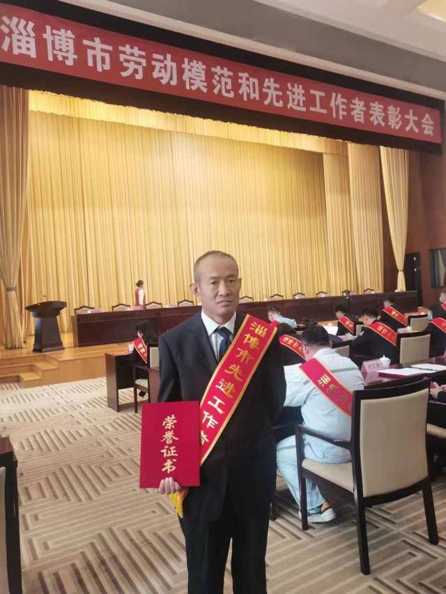 插着透析软管重返工作岗位 石风涛荣获淄博市先进工作者称号(图2)