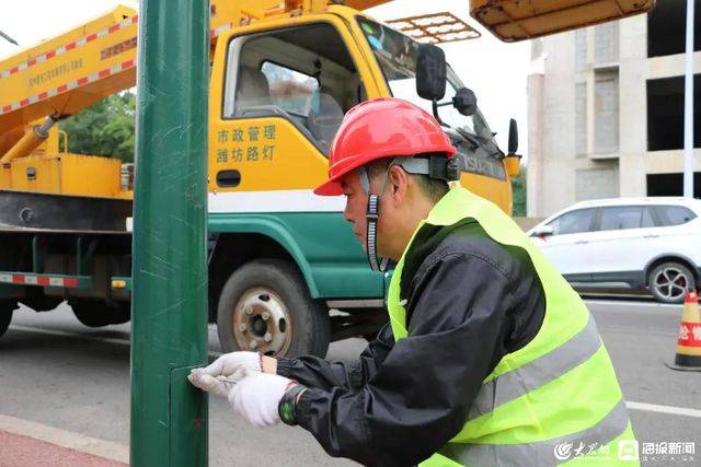喜报！潍坊市城市掌灯人黄凤亭获2022年度“潍坊工匠”称号(图1)