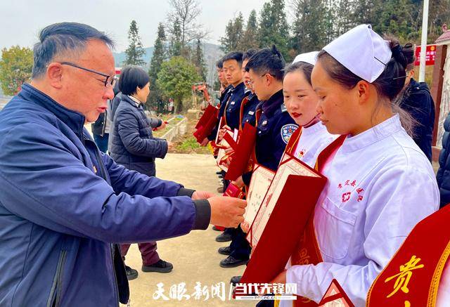 颁发奖章证书！弘扬劳模精神！贵定58人获贵州省“最美劳动者”荣誉称号（附名单）(图2)