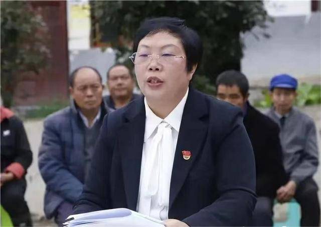 王荣：荣获“全国三八红旗手”称号(图2)