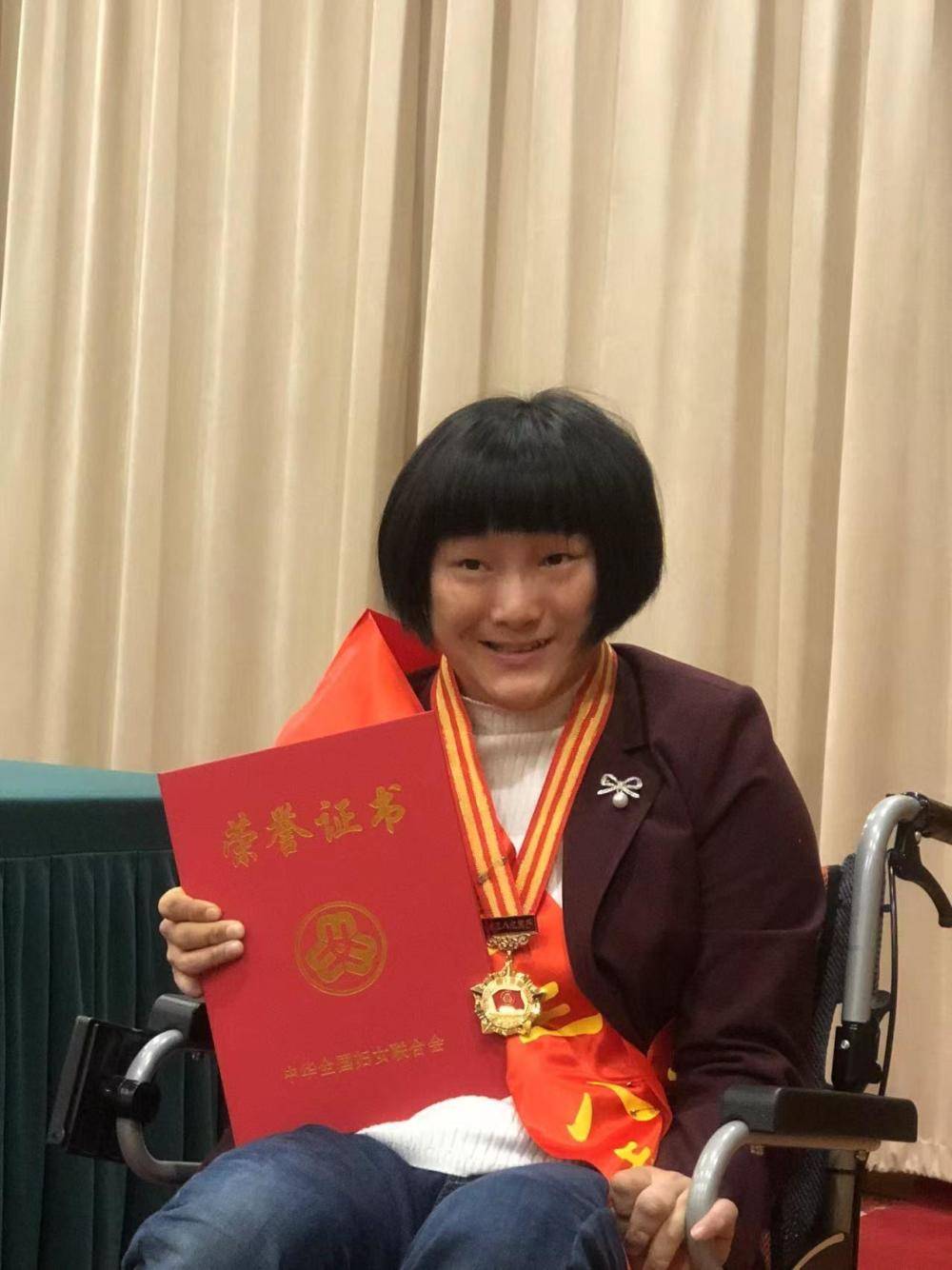 江苏作家王忆获评全国三八红旗手称号，为女性书写的青春之歌(图1)