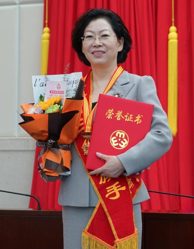 葫芦娃药业集团刘景萍荣获海南省三八红旗手称号(图2)