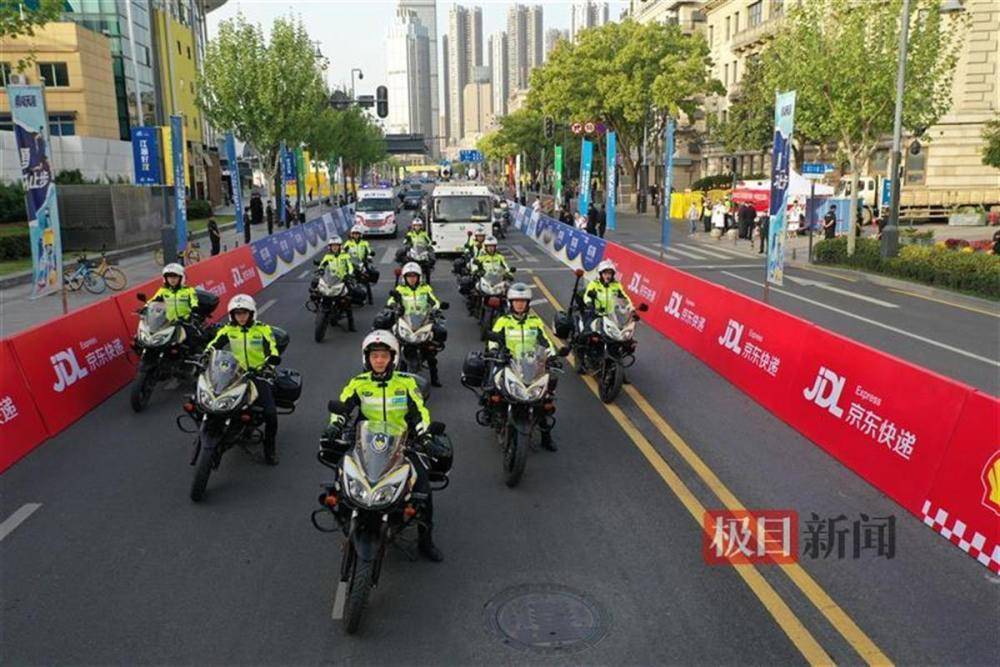 武汉交管局直属大队团支部，被授予全国五四红旗团支部称号(图1)