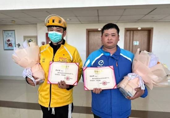 致敬勇敢的你们！成都两外卖小哥获“见义勇为先进个人”称号(图1)
