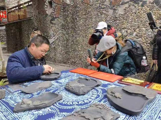 岑巩县周永平等三人获第四批黔东南州级非物质文化传承人称号(图1)