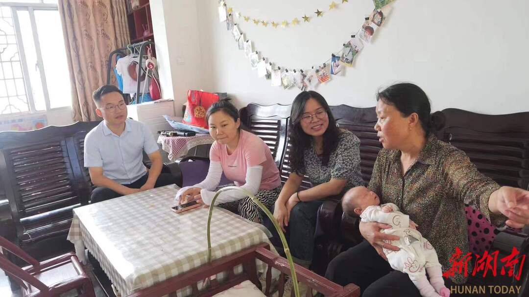 刘家坪白族乡一村民喜领“移风易俗示范户”荣誉证书(图2)