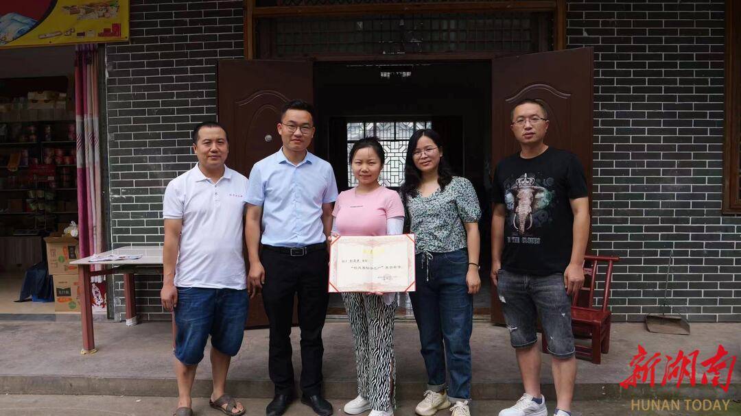刘家坪白族乡一村民喜领“移风易俗示范户”荣誉证书(图3)