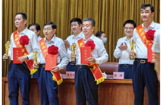 福胶集团党委书记、董事长杨福安荣膺“泉城杰出企业家”荣誉称号(图4)