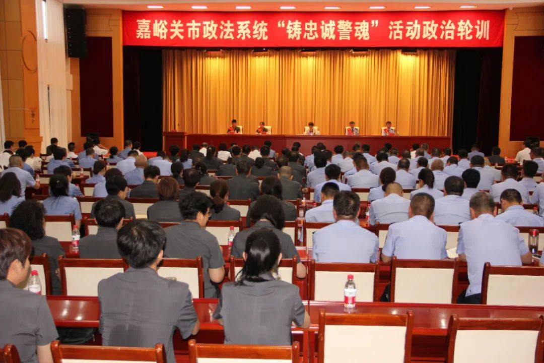 喜报！嘉峪关公安2名民警荣膺“政法楷模”称号(图1)