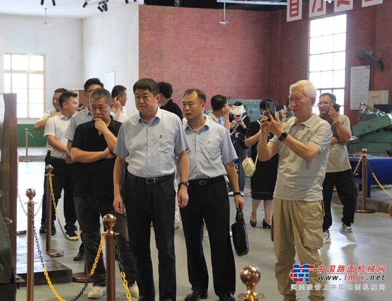 清华大学资深教授柳冠中受聘为临工国家级工业设计中心荣誉顾问(图2)