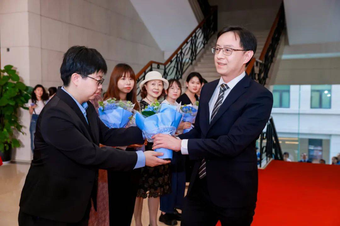 妙手解烦“脑”，华山医院神经外科朱巍获“上海好医生”称号！(图2)