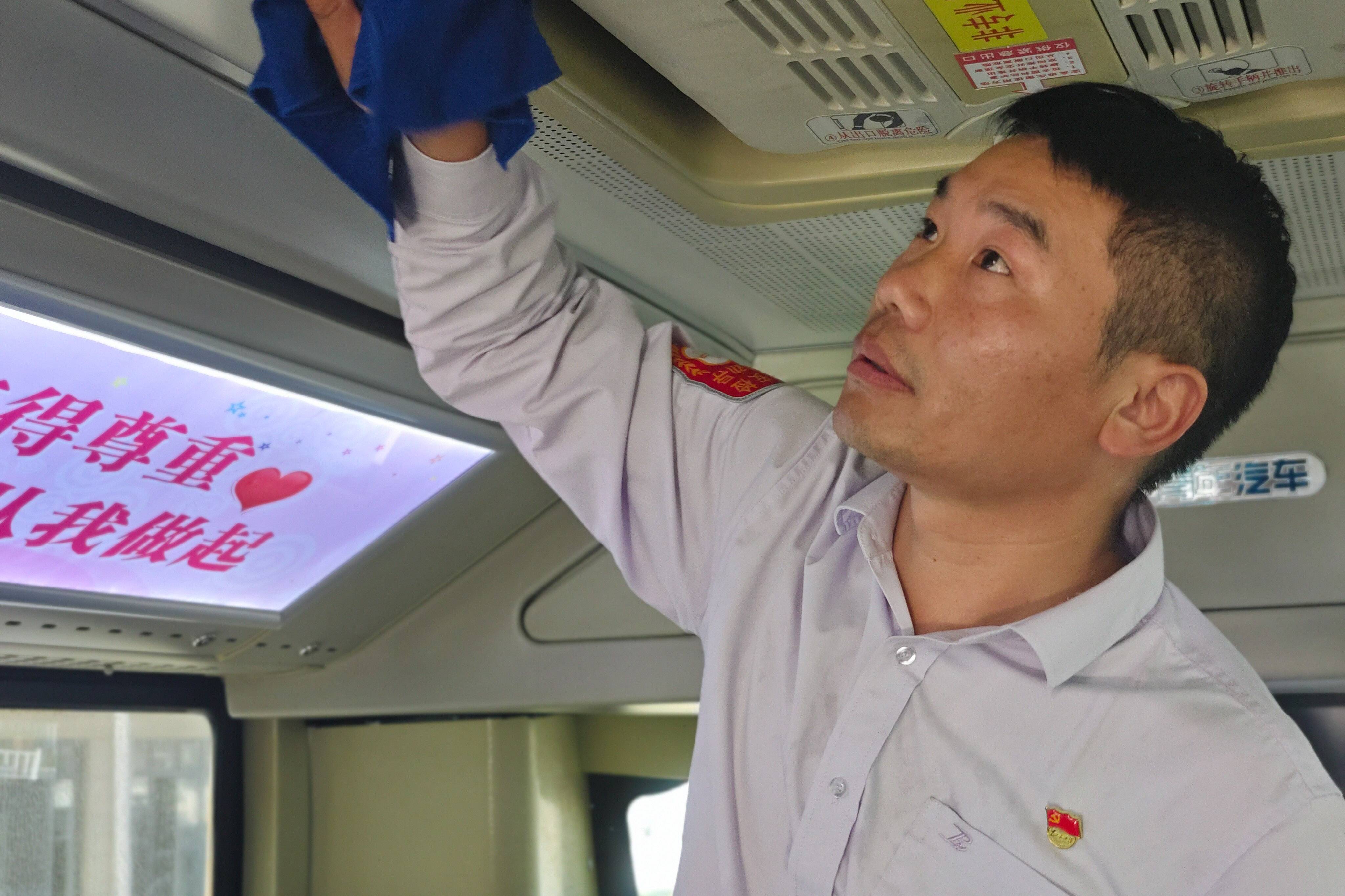城市公交“摆渡人”杨军勇：我要为身上共产党员的称号增加一点光芒(图1)