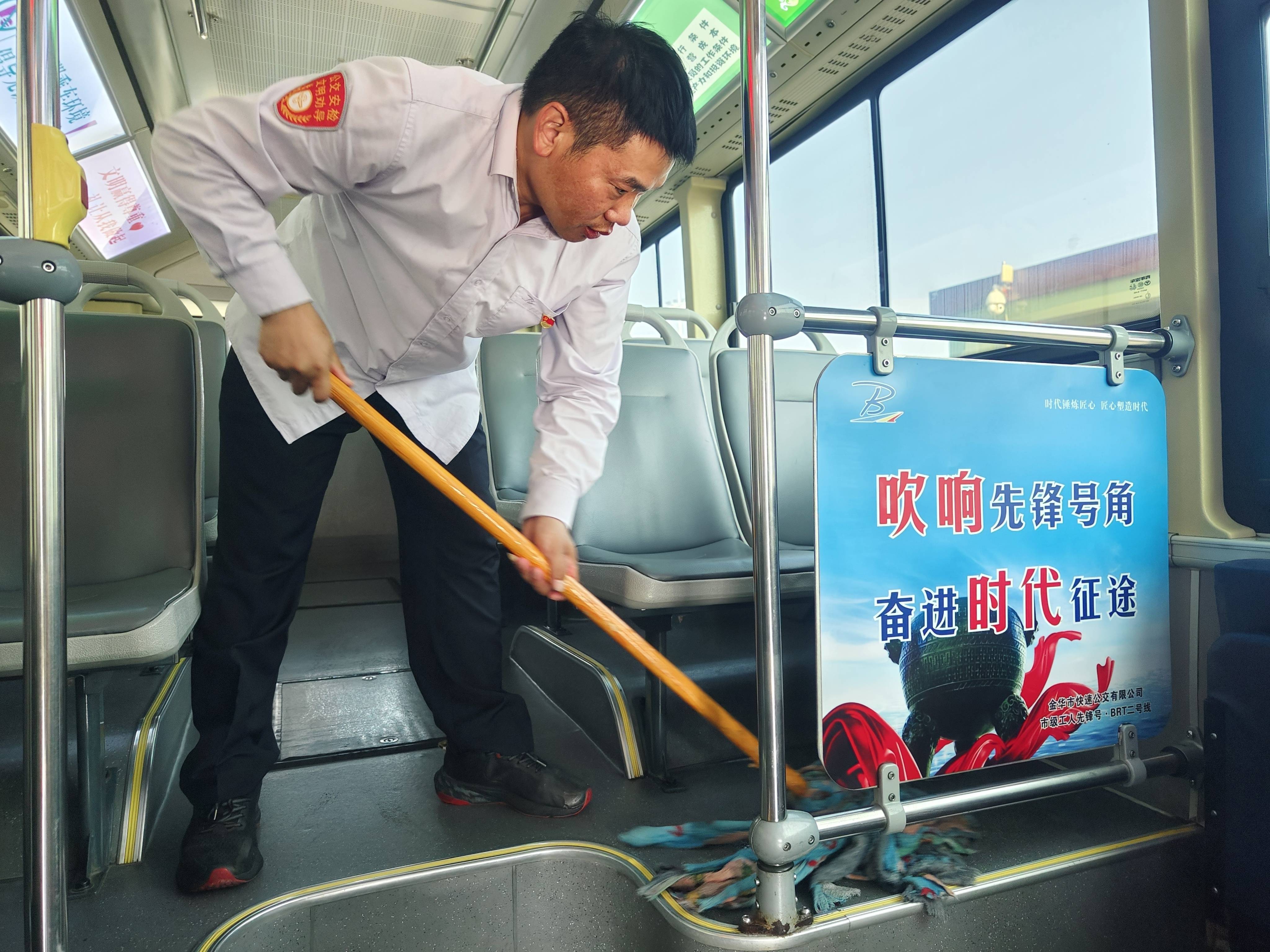 城市公交“摆渡人”杨军勇：我要为身上共产党员的称号增加一点光芒(图2)
