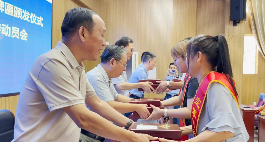 骄傲！马鞍山五个飞行员家庭获荣誉牌匾(图1)