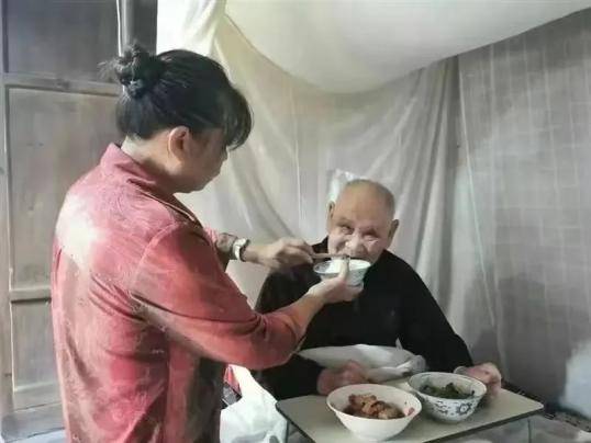 ​点赞！龙泉汤思连女士荣获丽水市第八届孝老爱亲模范荣誉称号(图2)