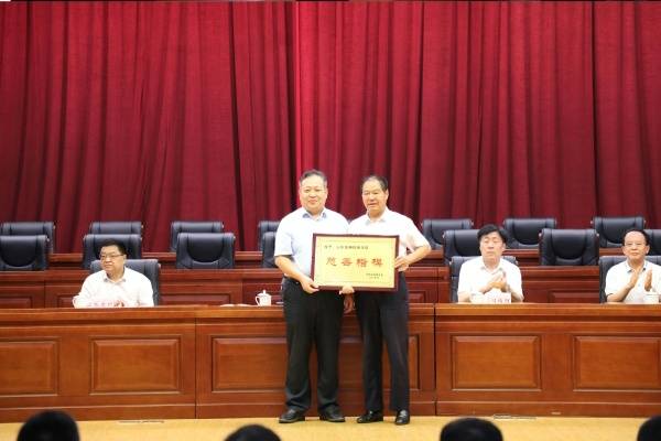 山东蓝翔技师学院被授予“慈善楷模”荣誉称号(图2)