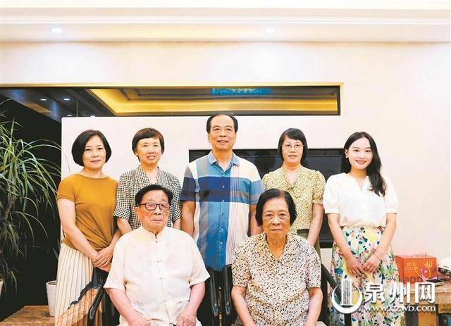 一家三代七人育桃李 被授予泉州市教育世家称号(图1)