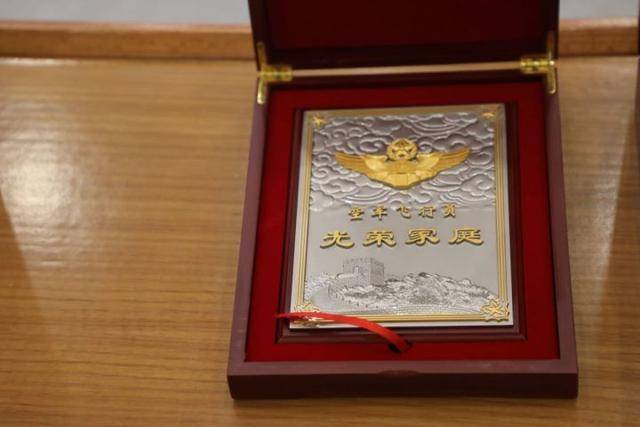 中国空军为杭州5个家庭颁发荣誉牌匾！2024年空军招飞已启动(图2)