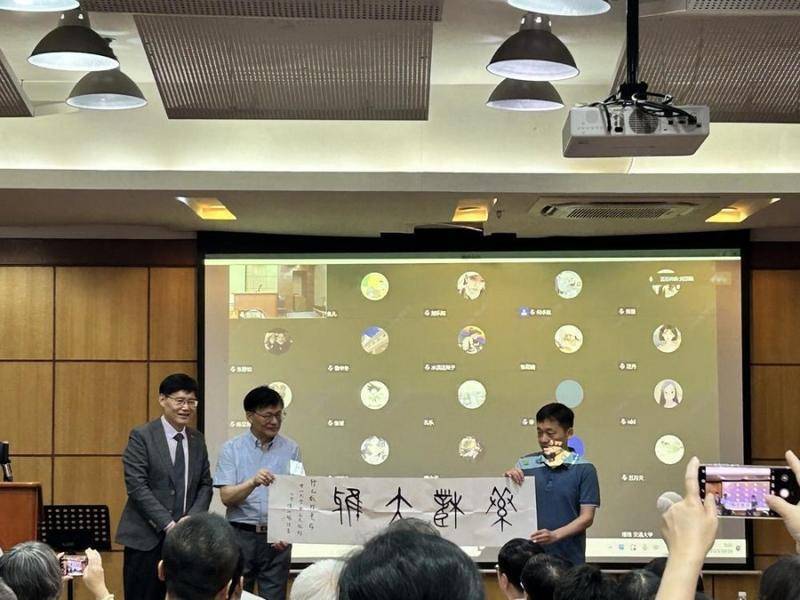 中山大学教授黄修己获“中国现代文学学术贡献荣誉奖”(图2)