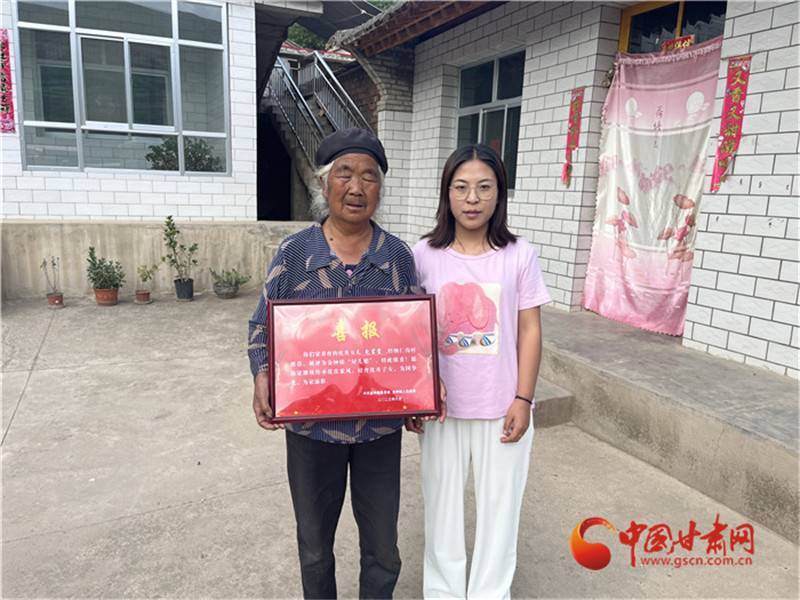 定西漳县：家有好儿媳 荣誉送“两家”(图1)