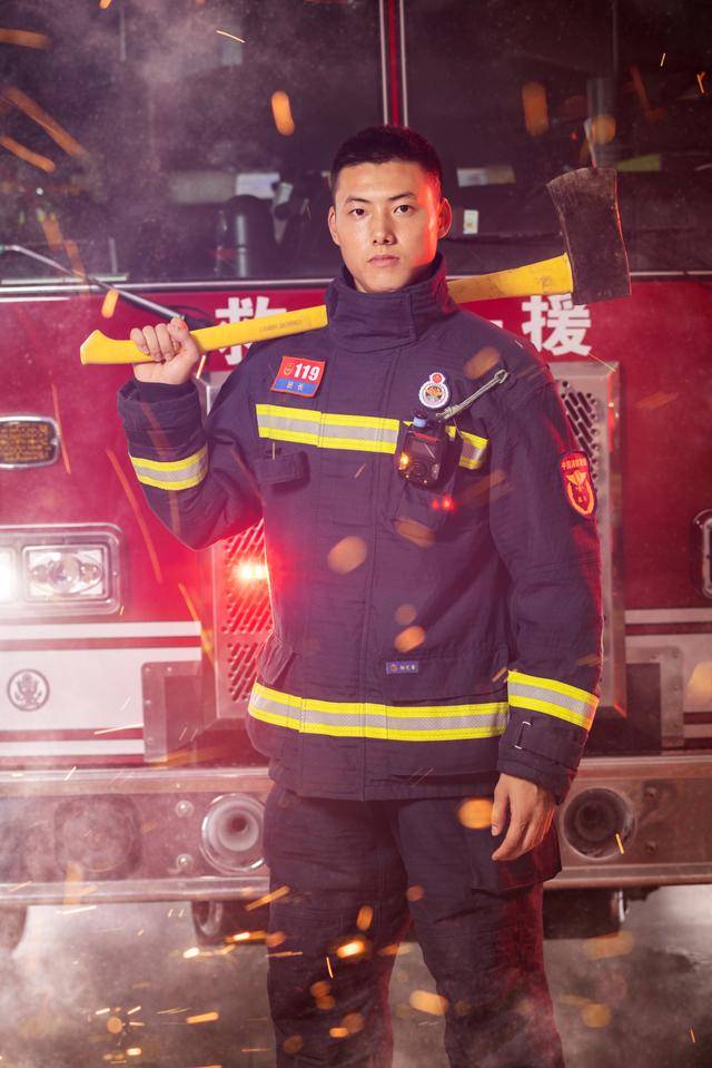 重庆消防员杨定豪荣获第二届“中国消防忠诚卫士”称号(图1)