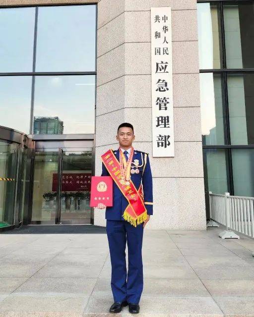 致敬“火焰蓝”！云南消防员谢孳向荣获第二届“中国消防忠诚卫士”称号