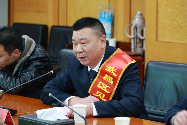 街头狂奔救助受伤男孩，这位教师被授予“见义勇为先进个人”荣誉称号(图1)