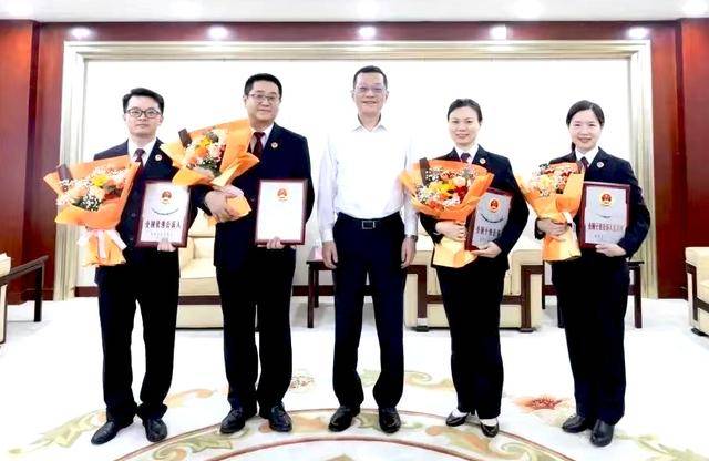 这位新邵籍检察官荣获“全国十佳公诉人”称号(图2)