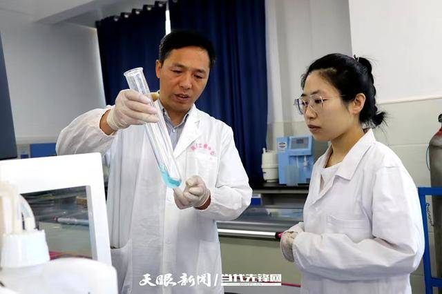 引才汇智 人才强市！铜仁市向5名获省政府特殊津贴专家人才颁发荣誉证书(图6)