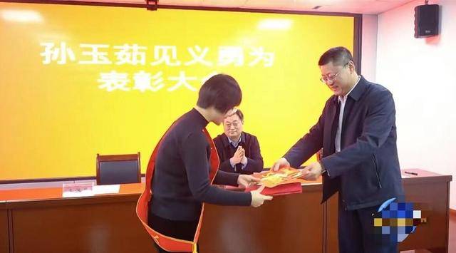 诸城跪地救人女护士获“见义勇为先进个人”称号(图2)