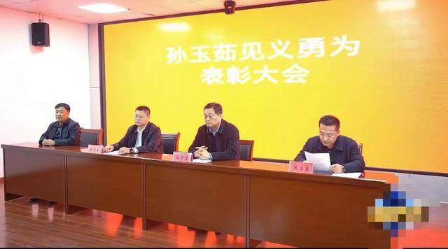诸城跪地救人女护士获“见义勇为先进个人”称号(图1)