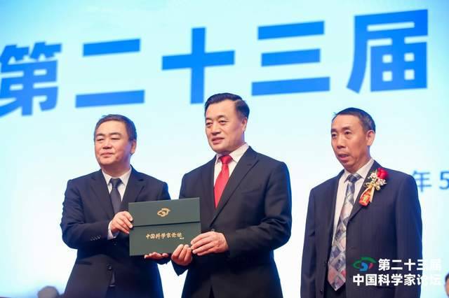 在二十三届中国科学家论坛大会上，郎百忠被授予《中国首席政治书法领域科学家》荣誉称号(图3)