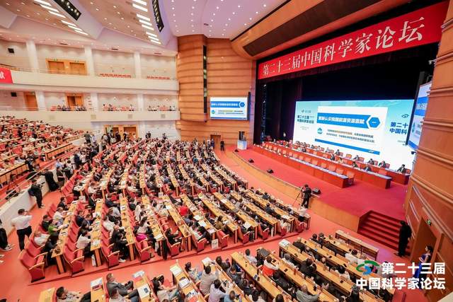 在二十三届中国科学家论坛大会上，郎百忠被授予《中国首席政治书法领域科学家》荣誉称号(图6)