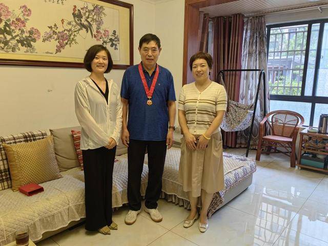 渑池法院看望慰问老党员并颁发“光荣在党50年”荣誉勋章(图1)