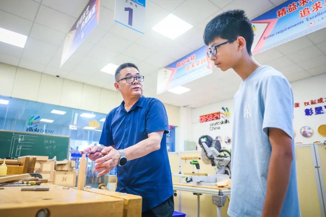 从工厂师傅到国赛教练，松江这位教师获评“申教名匠”称号丨百姓故事(图4)