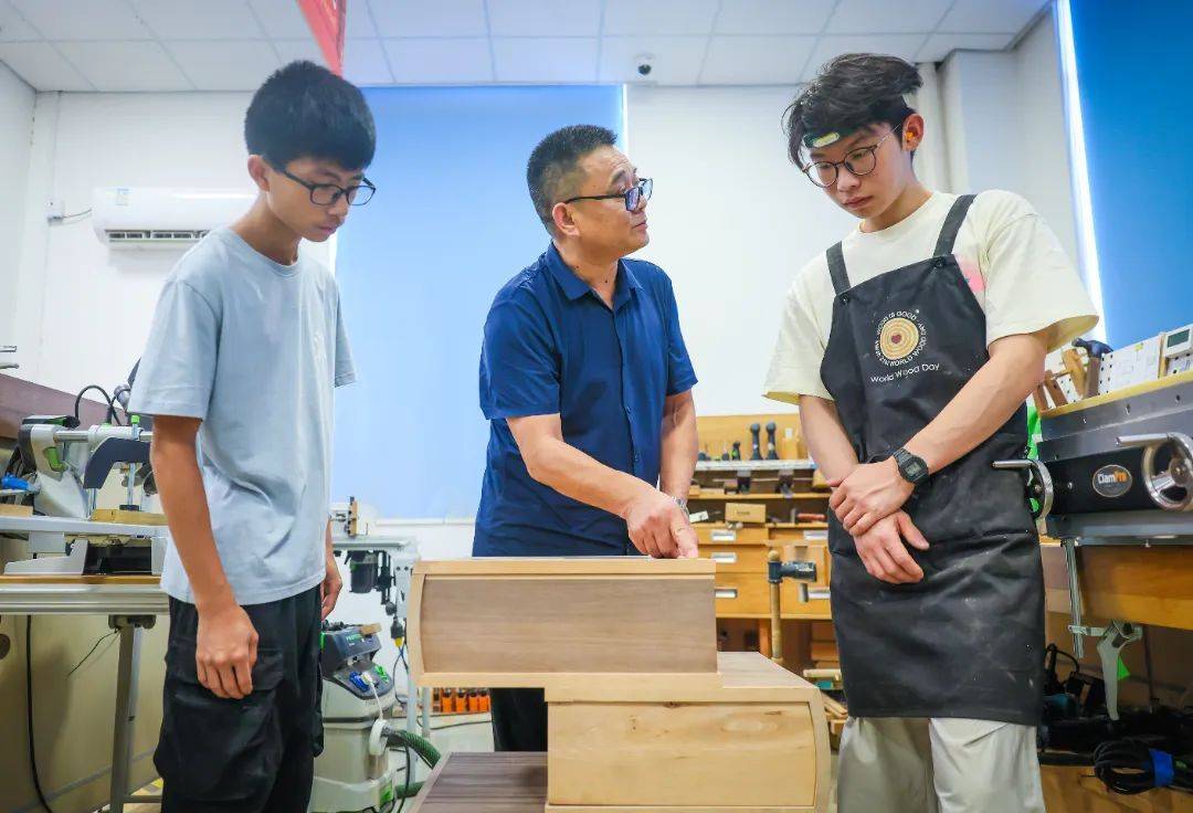 从工厂师傅到国赛教练，松江这位教师获评“申教名匠”称号丨百姓故事(图3)