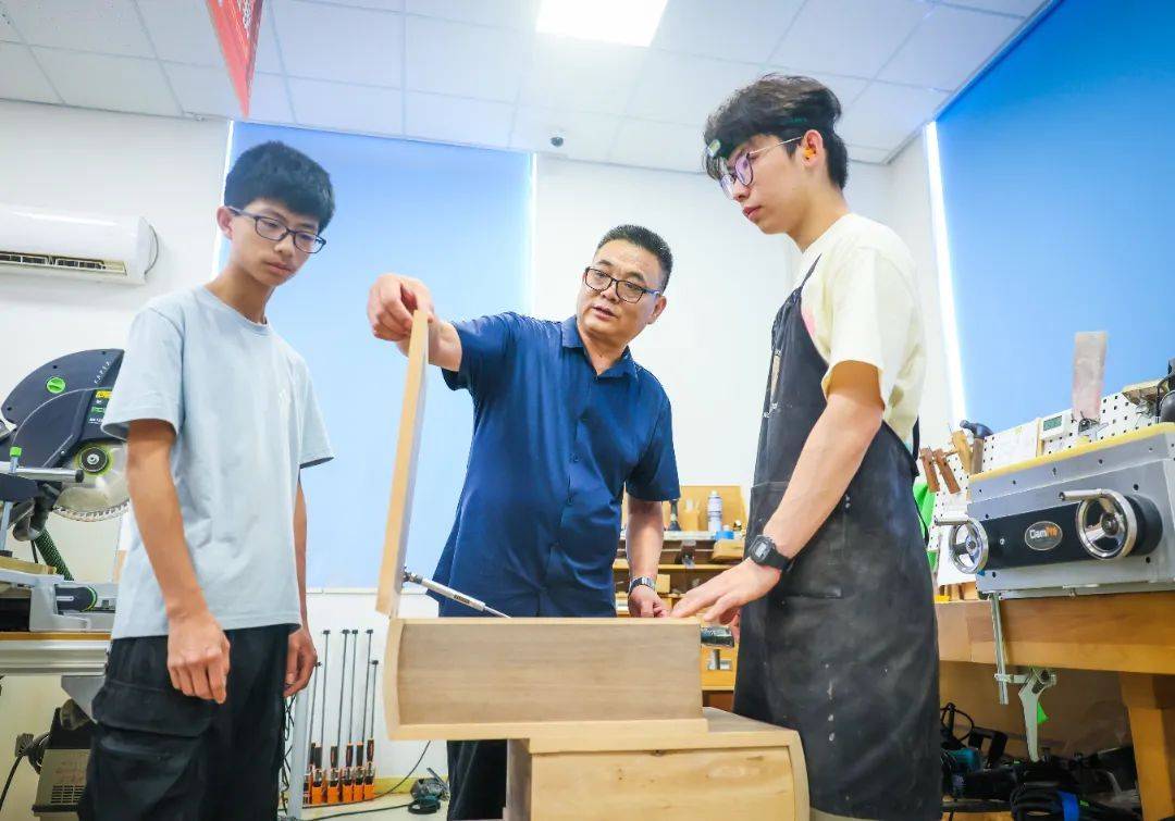从工厂师傅到国赛教练，松江这位教师获评“申教名匠”称号丨百姓故事(图6)