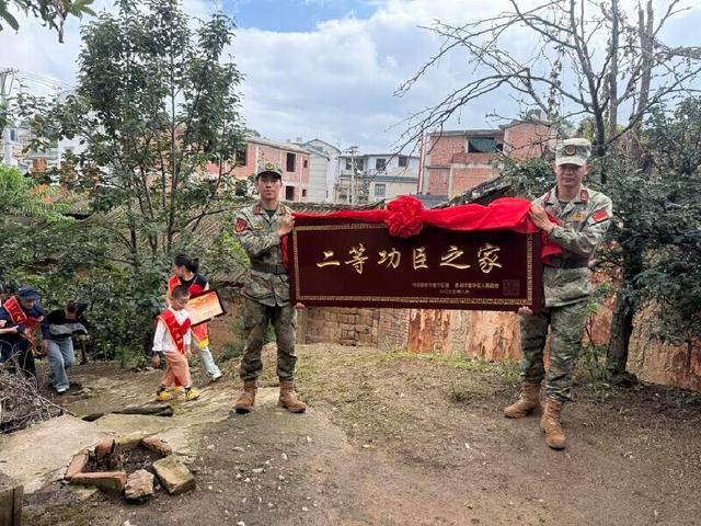二等功牌匾送军属家 荣誉与尊崇同在(图3)