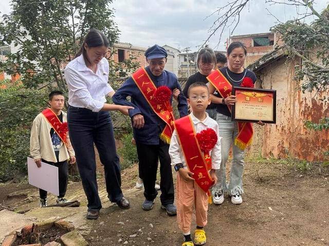 二等功牌匾送军属家 荣誉与尊崇同在(图4)