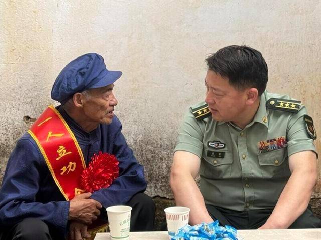 二等功牌匾送军属家 荣誉与尊崇同在(图5)