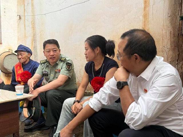 二等功牌匾送军属家 荣誉与尊崇同在(图6)