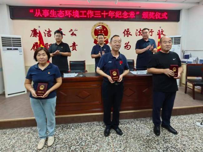 德州：临邑分局颁发环保三十年功勋荣誉，致敬绿色耕耘者(图2)