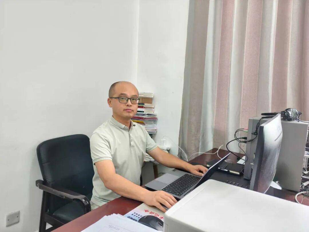 杏坛筑梦，师者如光！贵州民族大学授予五位老师“师德标兵”称号(图2)