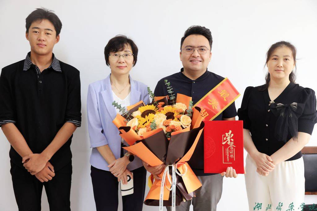 10名师生校友被认定为第四届“最美湖医药人”(图1)